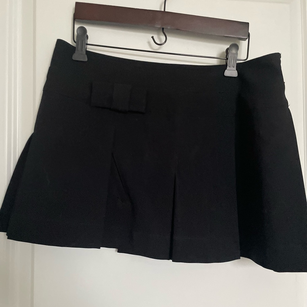 Guess mini black pleated skirt